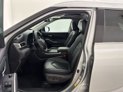 Used 2020 Toyota Highlander XLE AWD/4WD image 30