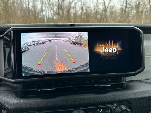 Used 2024 Jeep Wrangler Unlimited image 17