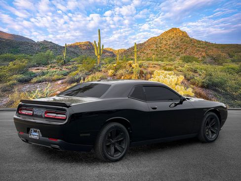 Used 2015 Dodge Challenger SXT RWD image 4