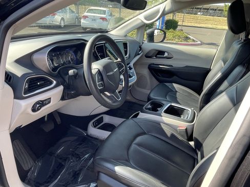 Used 2023 Chrysler Pacifica Touring-L FWD image 10