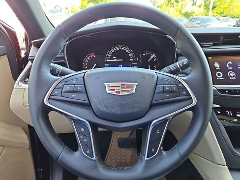 Used 2017 Cadillac XT5 Luxury w/ Driver Awareness Package FWD image 10