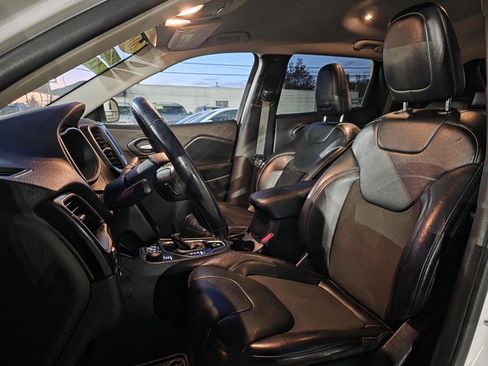 Used 2019 Jeep Cherokee Latitude Plus AWD/4WD image 11