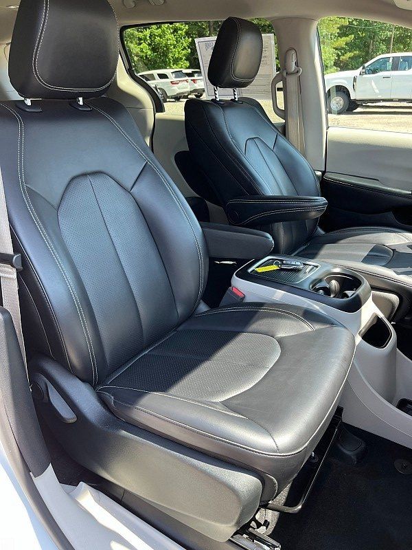 Used 2023 Chrysler Pacifica Touring-L FWD image 9