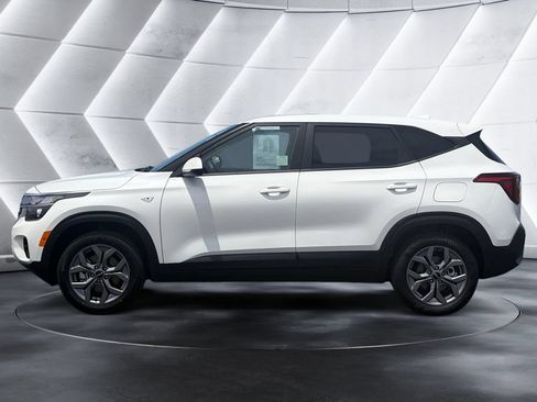 Used 2025 Kia Seltos LX AWD/4WD image 2