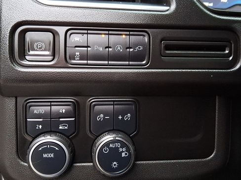 Used 2022 Chevrolet Suburban LT image 25