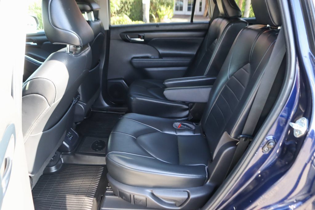 Used 2022 Toyota Highlander XLE FWD image 37