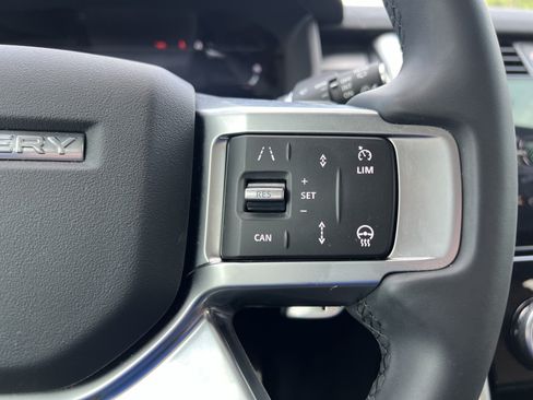 Used 2025 Land Rover Discovery Dynamic SE AWD/4WD image 19