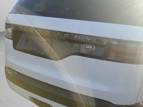 Used 2023 Land Rover Discovery S R-Dynamic image 6