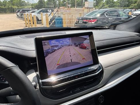 Used 2025 Jeep Compass Limited image 24