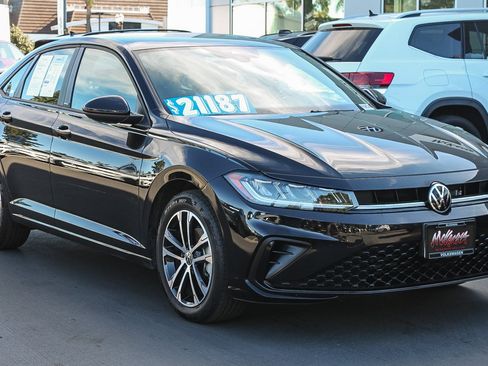 Used 2025 Volkswagen Jetta Sport image 3