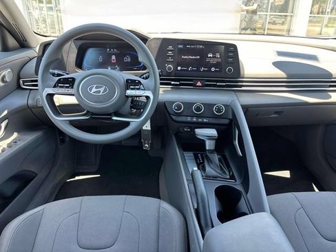 Certified 2025 Hyundai Elantra SE FWD image 11