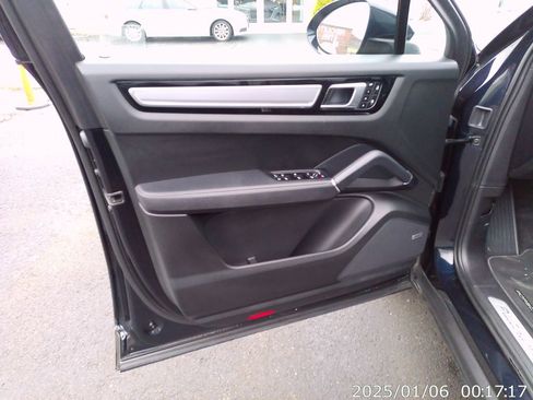 Used 2023 Porsche Cayenne Platinum Edition image 29