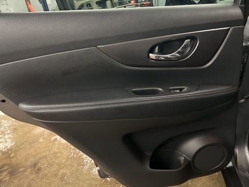 Used 2016 Nissan Rogue SV AWD/4WD image 27