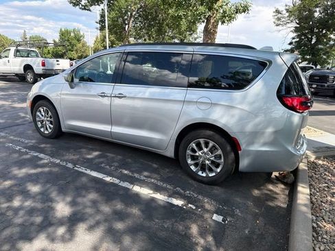 Used 2022 Chrysler Pacifica Touring-L AWD/4WD image 5
