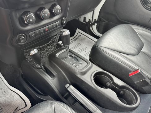 Used 2015 Jeep Wrangler Unlimited Sahara w/ Dual Top Group AWD/4WD image 21