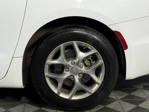 Used 2019 Chrysler Pacifica Limited w/ Advanced Safetytec Group FWD image 14