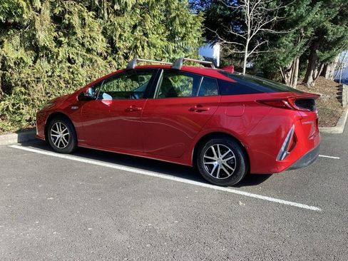 Used 2018 Toyota Prius Prime Advanced image 11