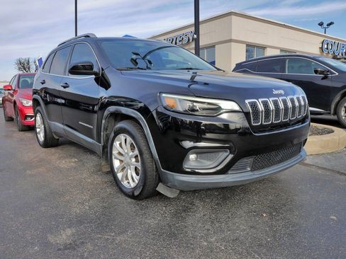 Used 2019 Jeep Cherokee Latitude w/ Cold Weather Group image 2