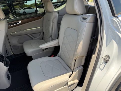 Used 2024 Volkswagen Atlas SE w/ Panoramic Sunroof Package FWD image 22