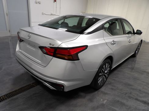 Used 2024 Nissan Altima 2.5 SV FWD image 6