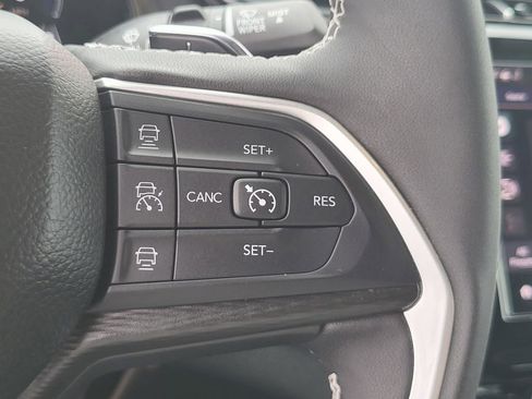 Used 2025 Jeep Grand Cherokee Laredo X w/ Luxury Tech Group I image 59