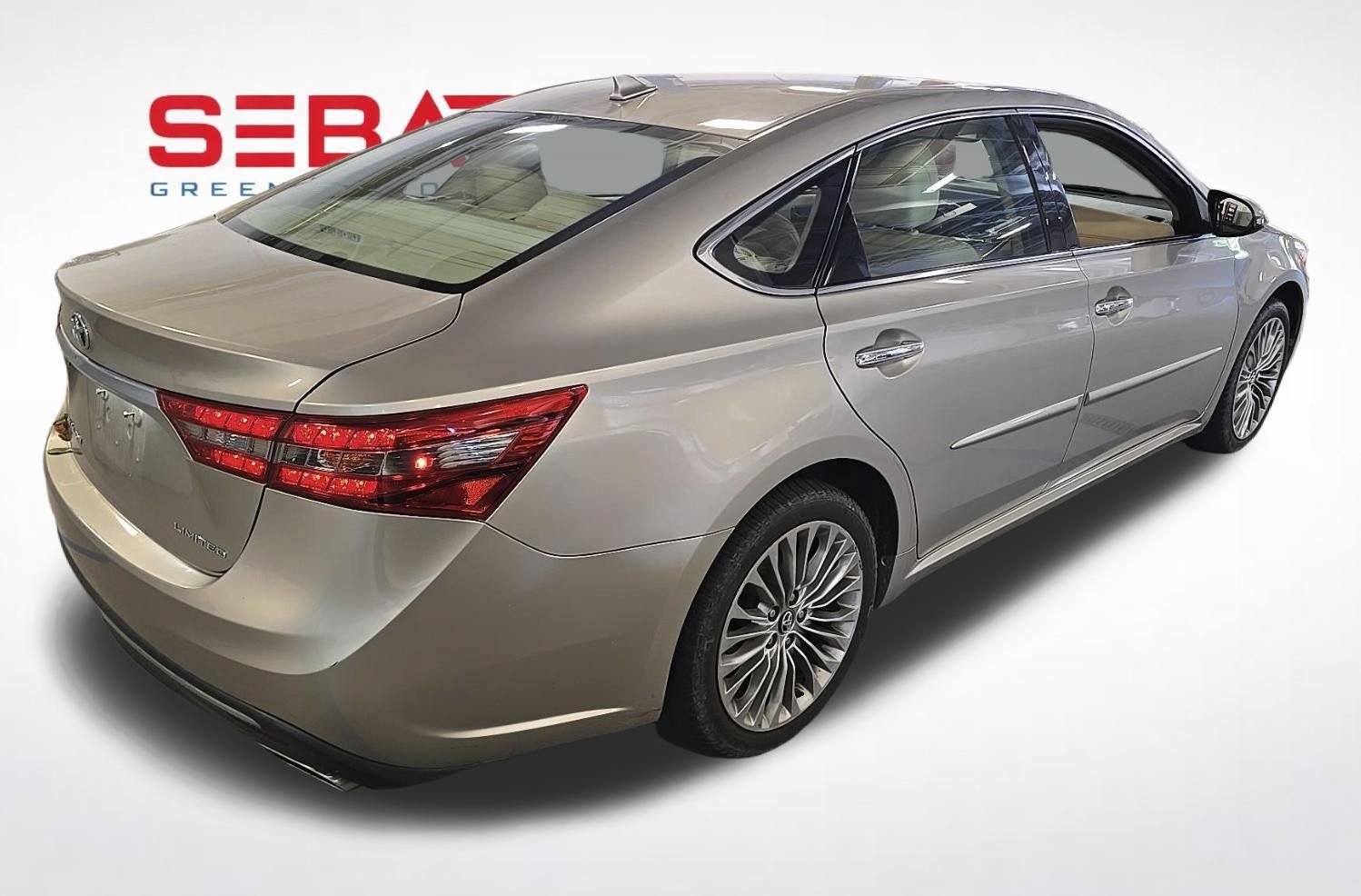 Used 2016 Toyota Avalon Limited w/ Toyota Safety Sense Package FWD image 3