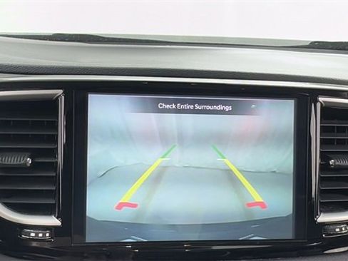 Used 2023 Chrysler Pacifica Touring-L image 28