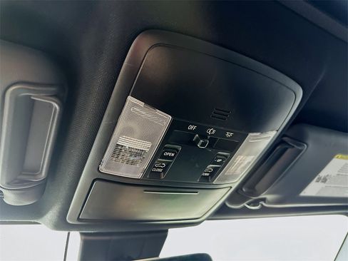 Used 2018 Toyota RAV4 SE image 33