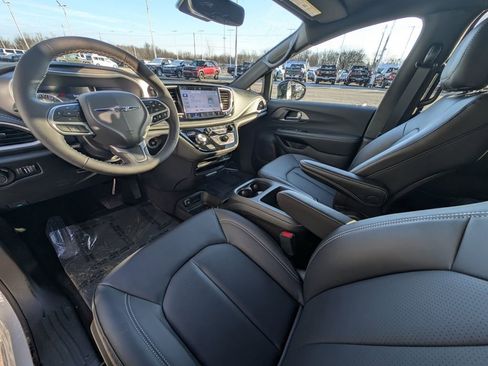 New 2026 Chrysler Pacifica Select image 2