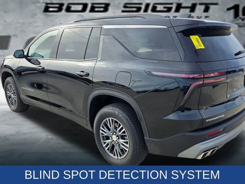 Used 2025 Chevrolet Traverse LT image 4