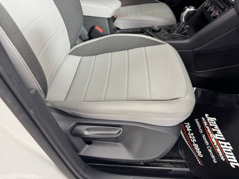 Used 2022 Volkswagen Taos SE w/ Panoramic Sunroof Package image 32