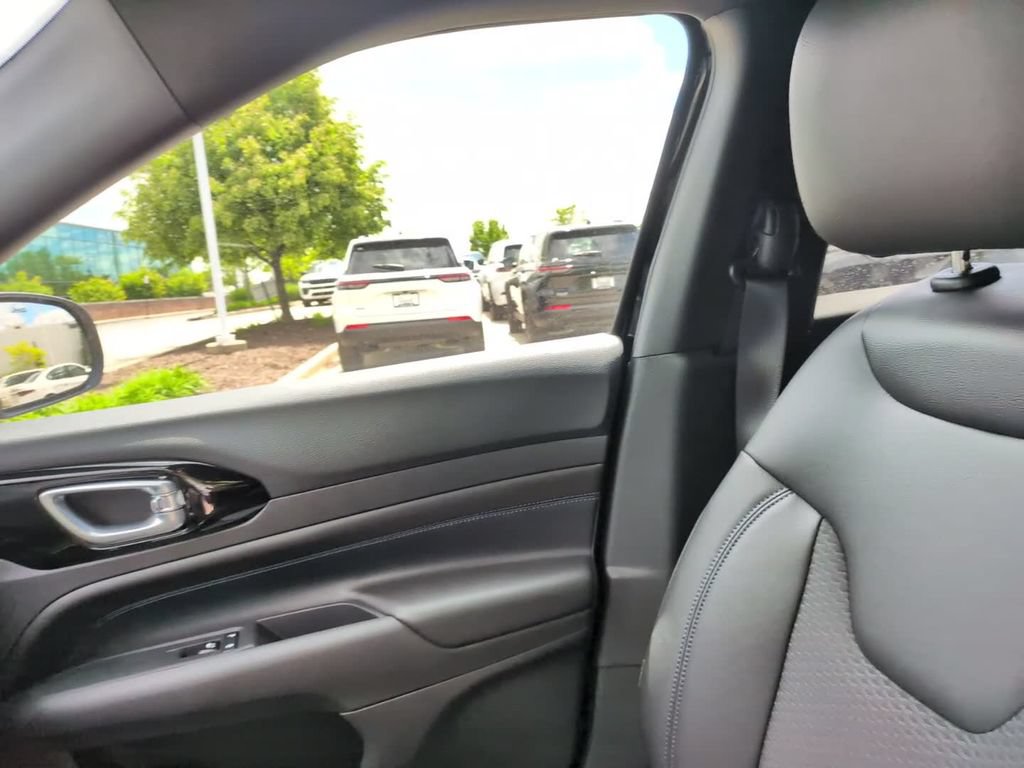 New 2026 Jeep Compass Latitude AWD/4WD image 18