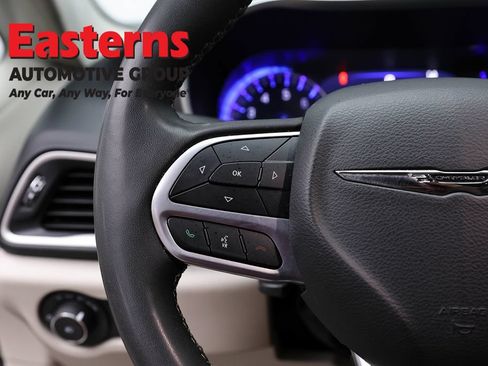 Used 2023 Chrysler Pacifica Touring-L FWD image 15