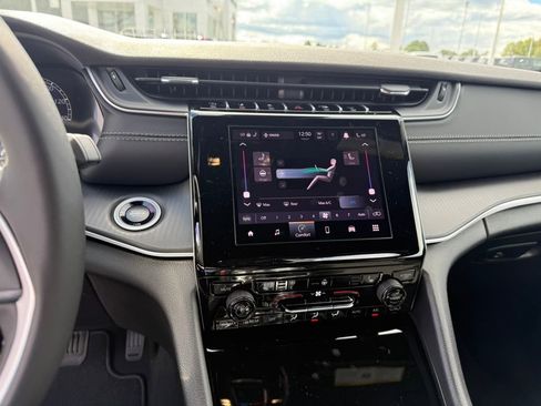 New 2025 Jeep Grand Cherokee Altitude image 17