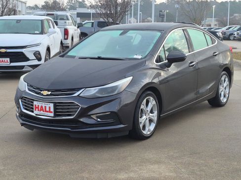 Used 2017 Chevrolet Cruze Premier image 3