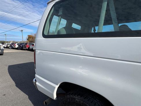 Used 2009 Ford E-350 and Econoline 350 Super Duty Wagon image 26