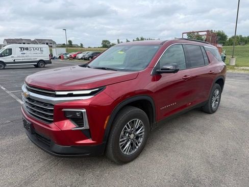 Used 2025 Chevrolet Traverse LT w/ Driver Confidence Package FWD image 1