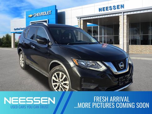 Used 2017 Nissan Rogue SV image 1