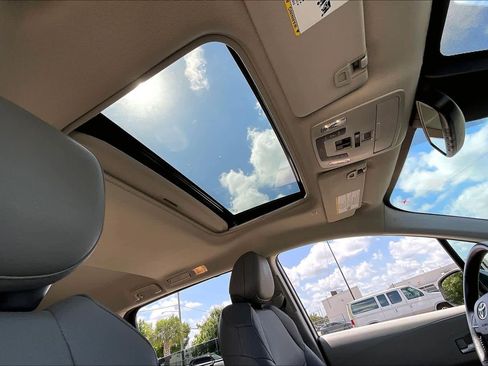 Used 2024 Toyota Sienna XLE FWD image 28