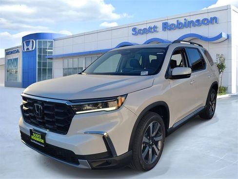 New 2025 Honda Pilot Touring image 2