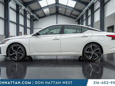Used 2024 Nissan Altima 2.5 SR image 2