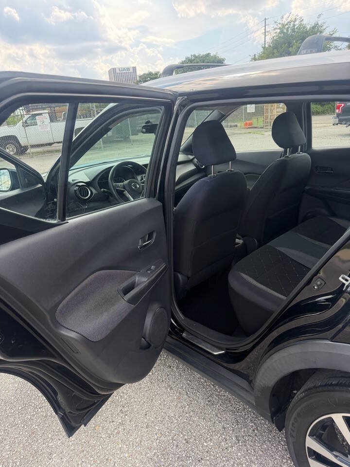 Used 2018 Nissan Kicks SV FWD image 19