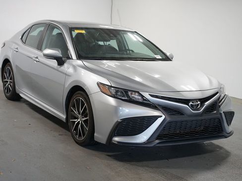 Used 2024 Toyota Camry SE FWD image 3