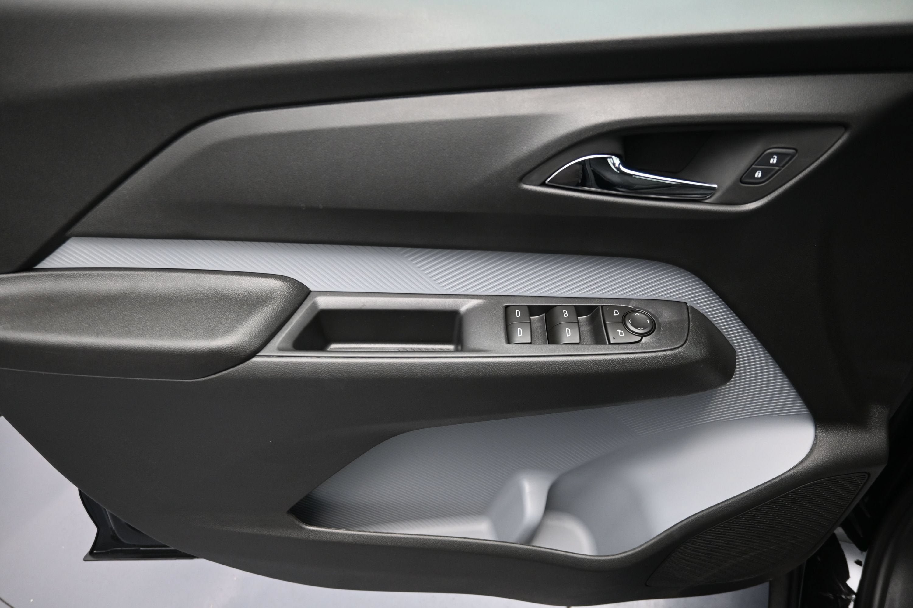 New 2027 Chevrolet Bolt LT w/ Comfort Package FWD image 24