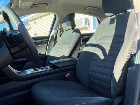 Used 2017 Ford Fusion SE w/ Fusion SE Technology Package image 10