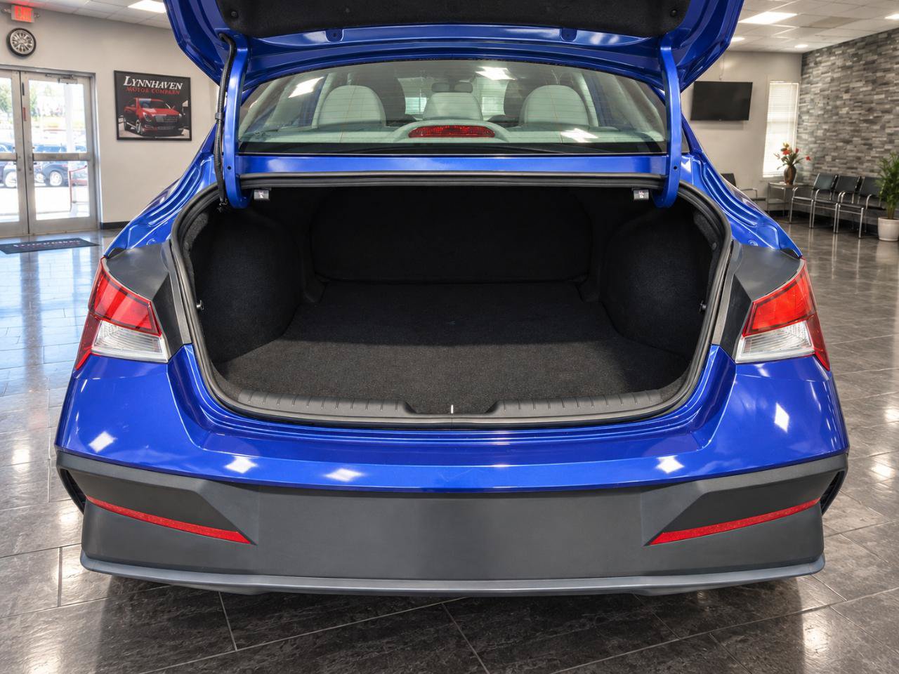 Used 2024 Hyundai Elantra SE FWD image 16