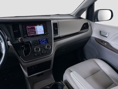 Used 2020 Toyota Sienna XLE image 24