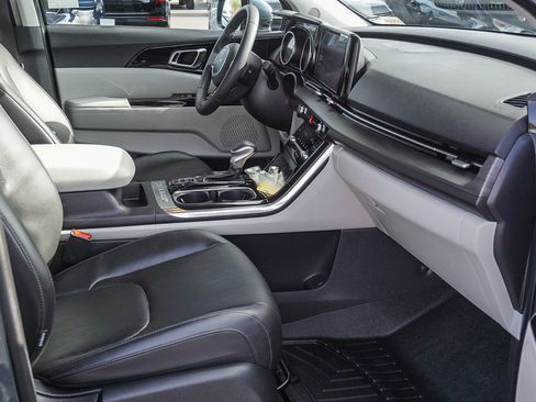 Used 2024 Kia Carnival EX FWD image 13