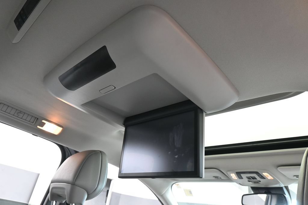 Used 2025 Toyota Sienna XLE w/ XLE Plus Package FWD image 45