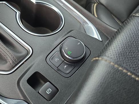 Used 2023 Chevrolet Traverse Premier w/ Redline Edition FWD image 31